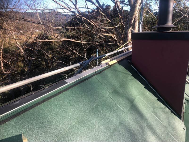 鴨川市の屋根リフォームのガルバリウム鋼板の設置