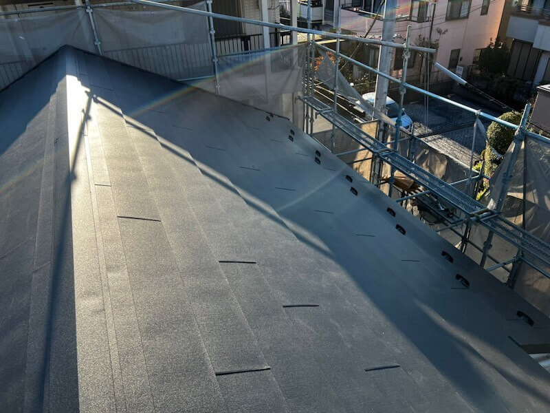  越谷市の屋根リフォームのガルバリウム鋼板の設置