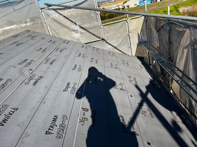 越谷市の屋根リフォームの防水シートの設置