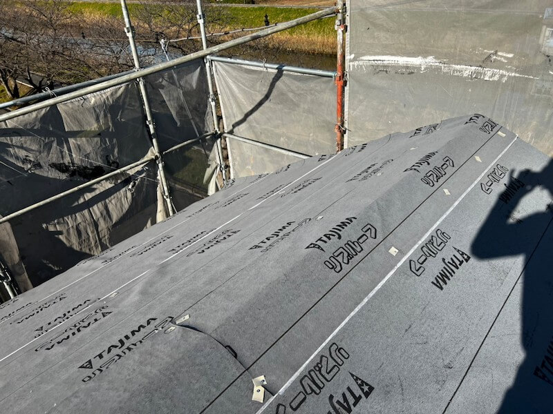  越谷市の屋根リフォームの防水シートの設置