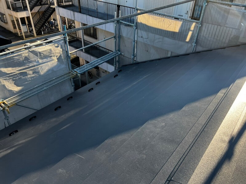  越谷市の屋根リフォームのガルバリウム鋼板の設置