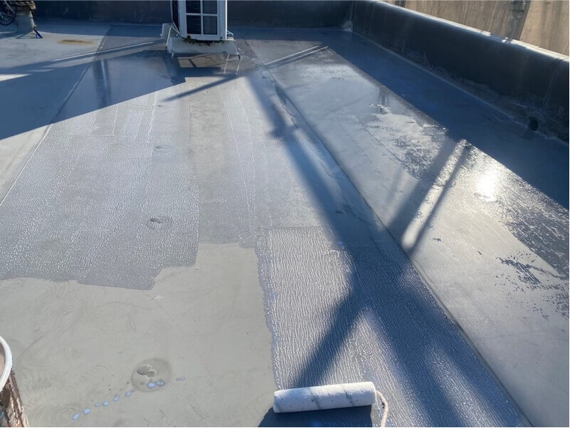 杉並区の屋上防水工事のプライマーの塗布