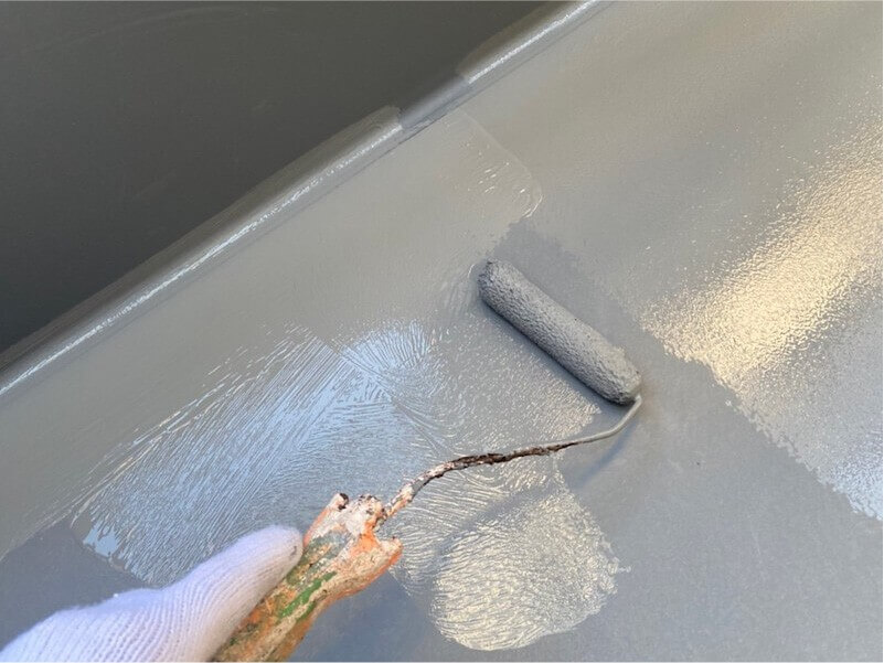 杉並区の屋上防水工事のトップコートの塗布