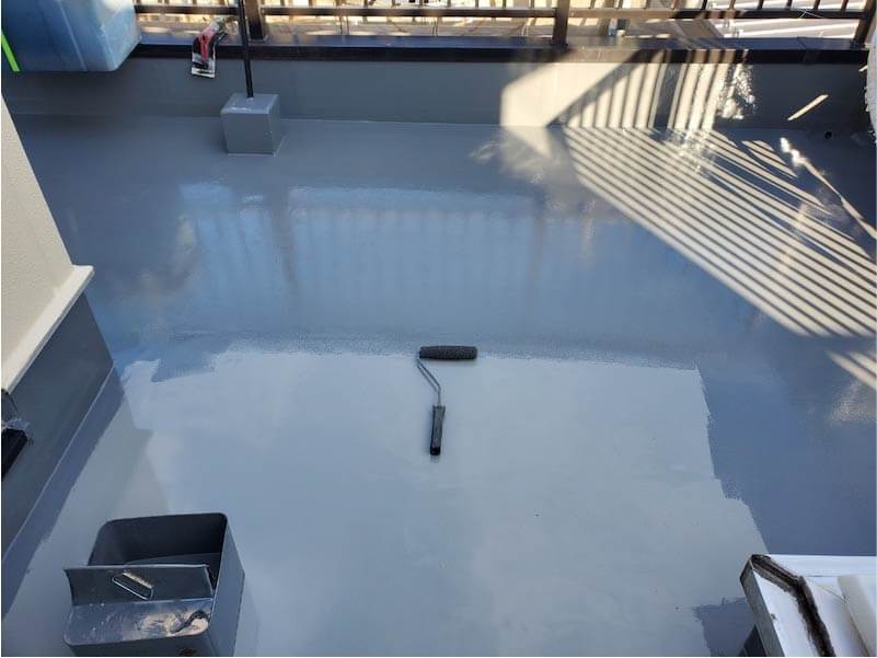 江東区の屋上防水工事のウレタン防水工事のトップコートの施工