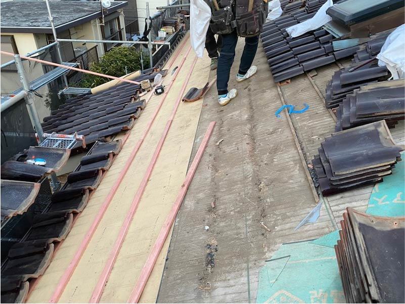 柏市の屋根葺き直し工事の防水シートの設置