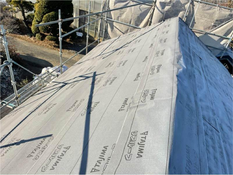 さいたま市の屋根葺き替え工事の防水シートの設置