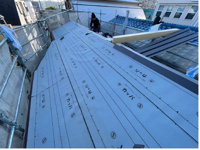葛飾区の屋根葺き替え工事の防水シートの設置