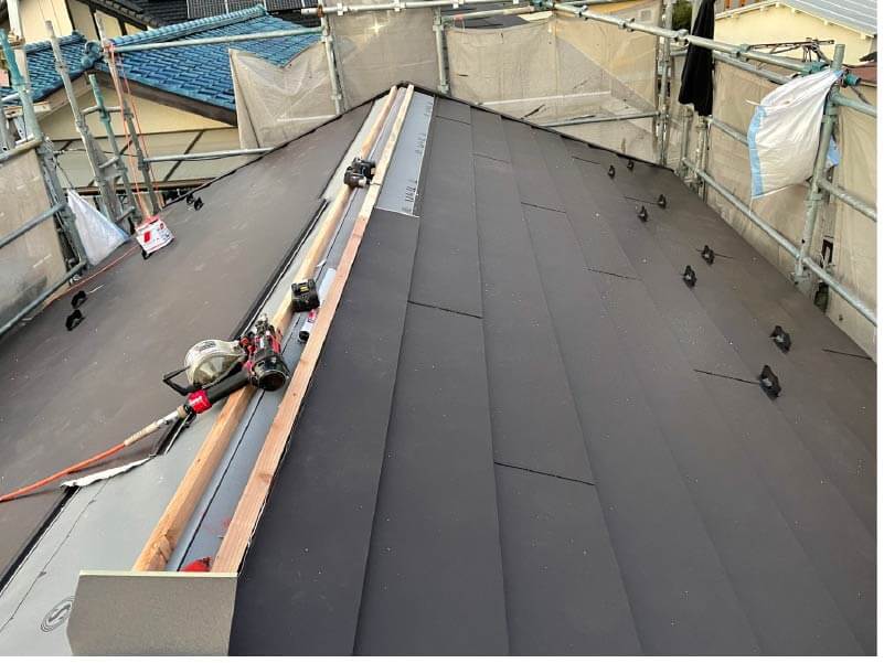 葛飾区の屋根葺き替え工事のガルバリウム鋼板の設置