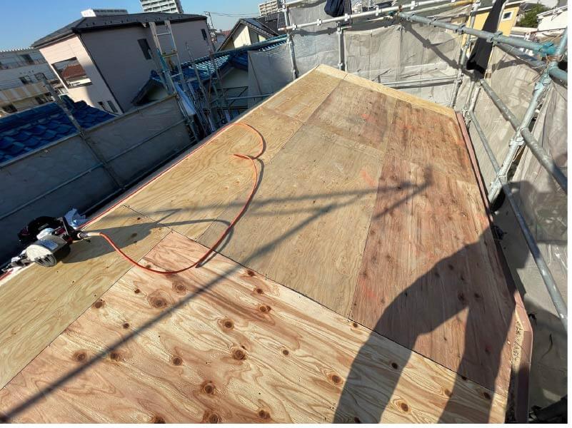 葛飾区の屋根葺き替え工事の野地板の設置