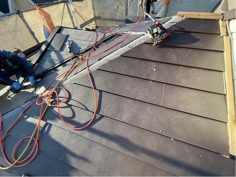 市川市の屋根葺き替え工事のガルバリウム鋼板の設置