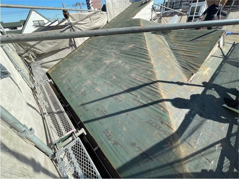 市川市の屋根葺き替え工事の瓦の撤去
