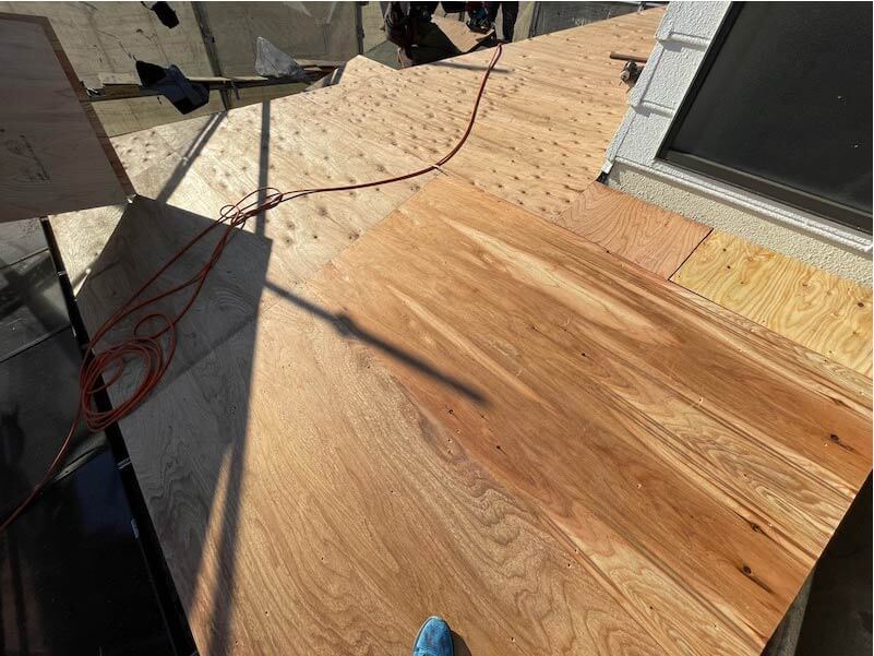 市川市の屋根葺き替え工事の野地板の設置