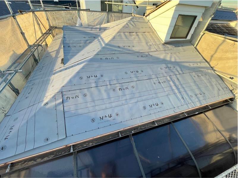 市川市の屋根葺き替え工事の防水シートの設置