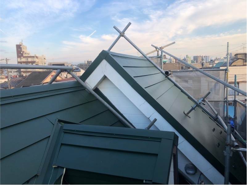豊島区の屋根リフォームのガルバリウム鋼板の施工