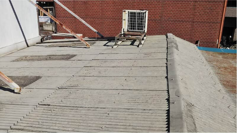 足立区の屋根の葺き替え工事の施工前の様子