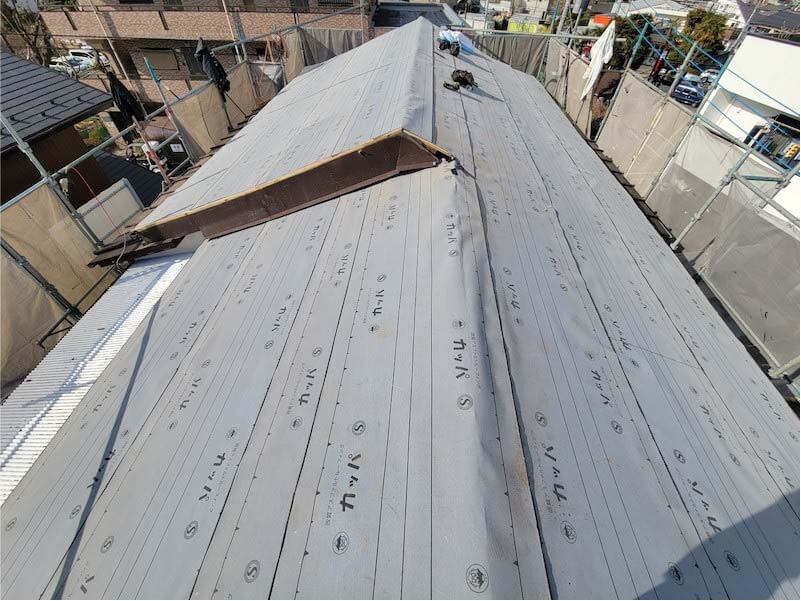 調布市の屋根葺き替え工事の防水シートの設置