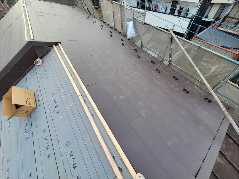 調布市の屋根葺き替え工事のガルバリウム鋼板の設置