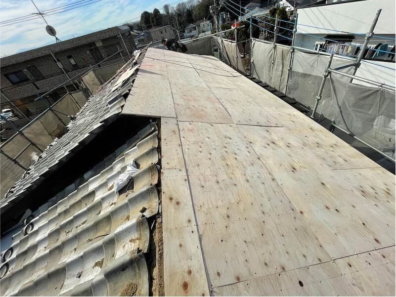 調布市の屋根葺き替え工事の野地板の設置