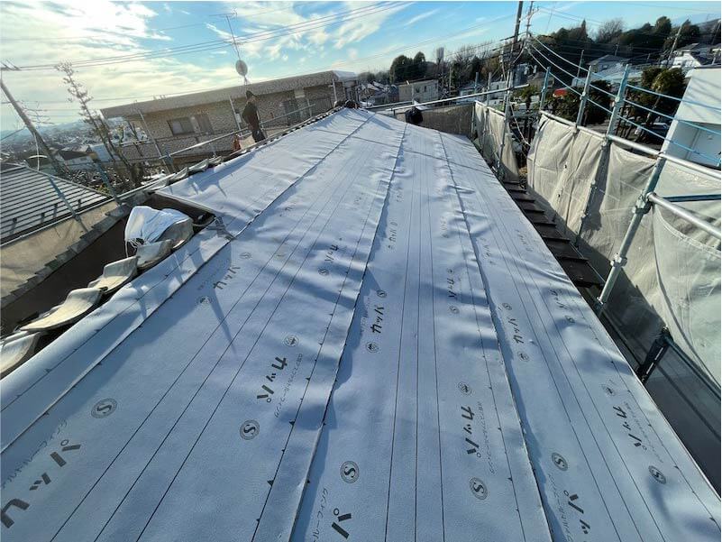 調布市の屋根葺き替え工事の防水シートの設置