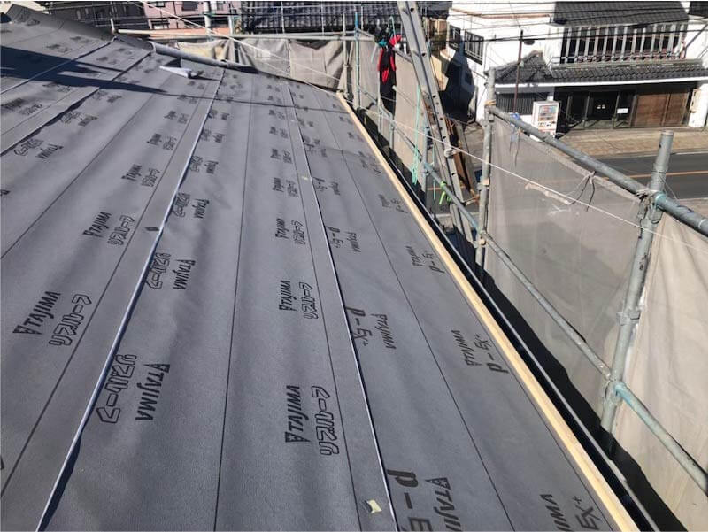 東金市の屋根葺き替え工事の防水シーとの設置