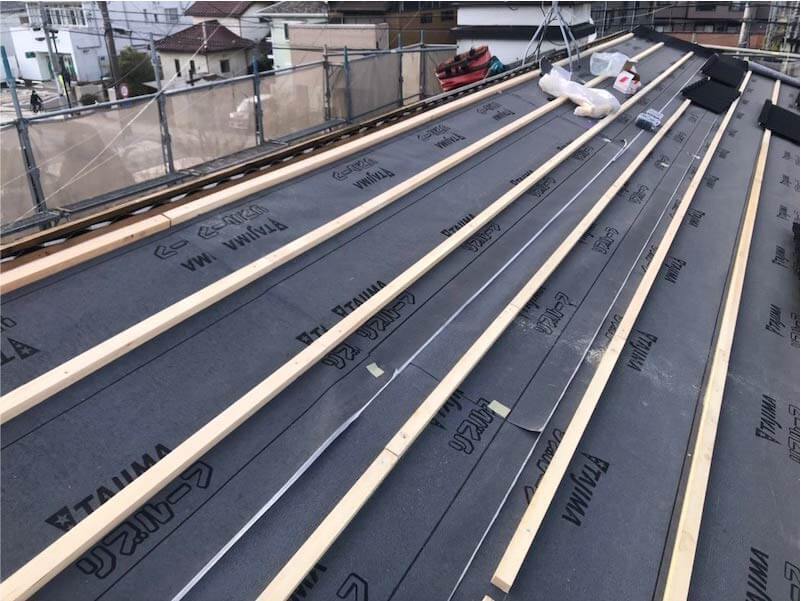 東金市の屋根葺き替え工事の防水シートの設置