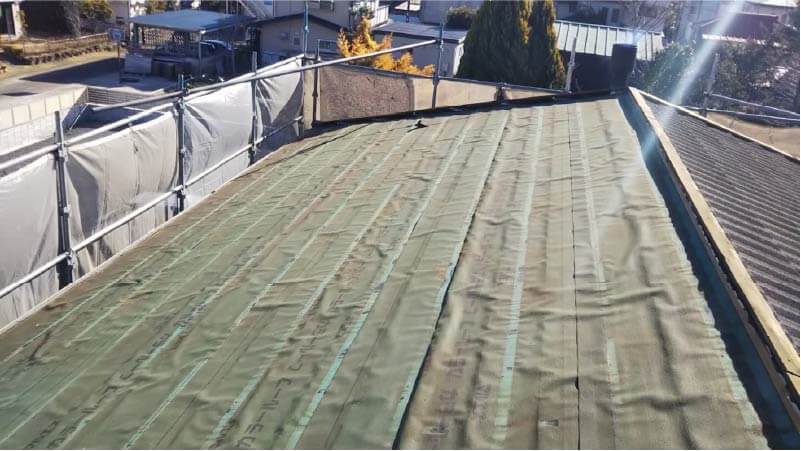 東金市の屋根葺き替え工事の屋根材の撤去