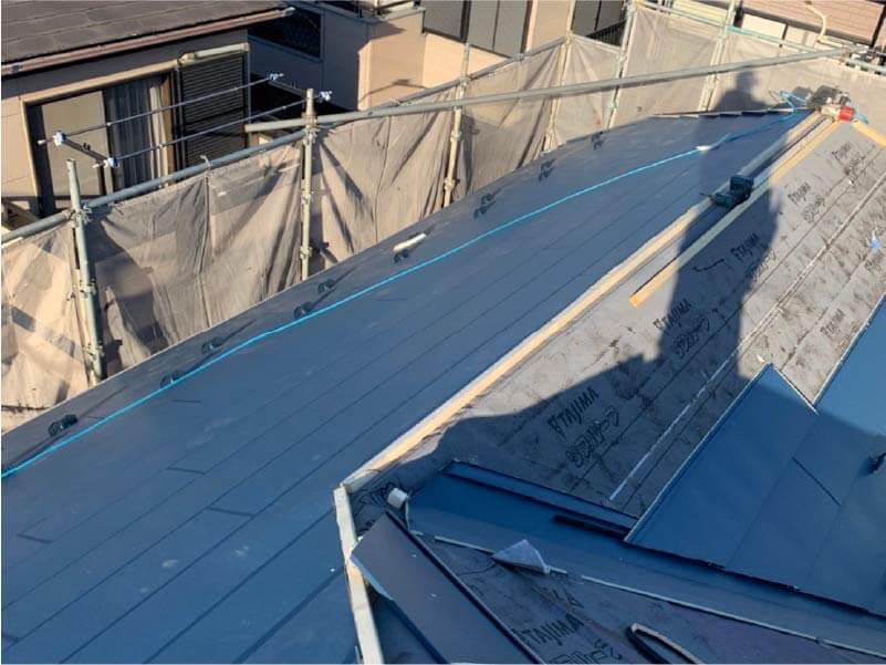 千葉市花見川区の屋根リフォームのガルバリウム鋼板の設置