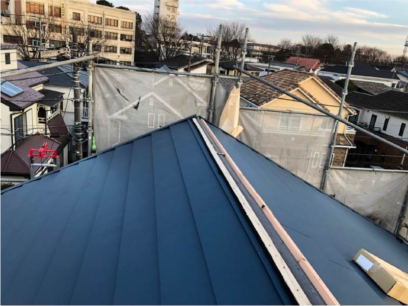 松戸市の屋根リフォームのガルバリウム鋼板の設置