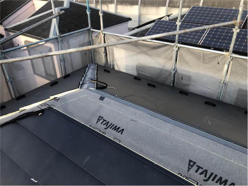 墨田区の屋根リフォームのガルバリウム鋼板の設置
