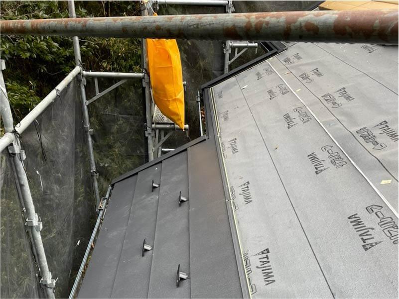 屋根リフォームのガルバリウム鋼板の設置