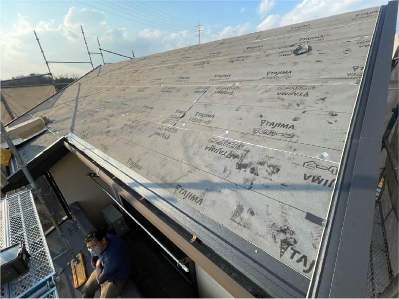 川崎市の屋根カバー工法の屋根板金の設置