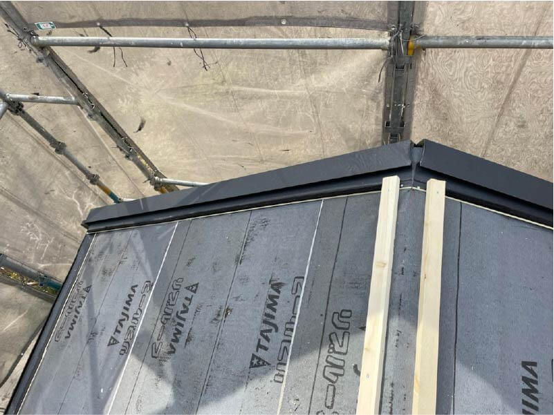 川崎市の屋根カバー工法の棟板金の設置