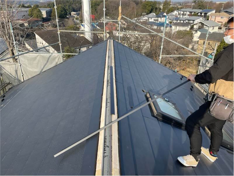 川崎市の屋根カバー工法のガルバリウム鋼板の設置