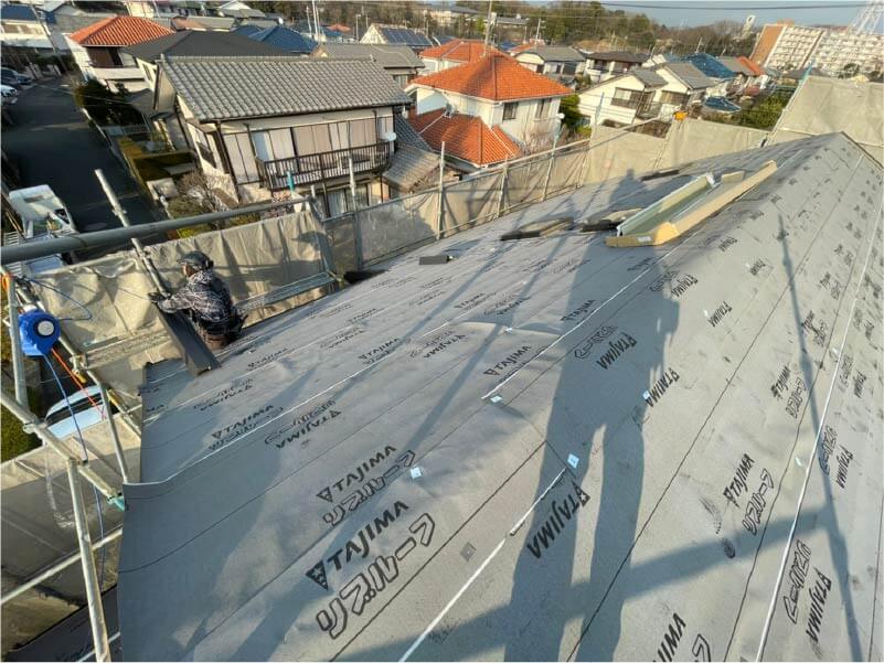 川崎市の屋根カバー工法の防水シートの設置