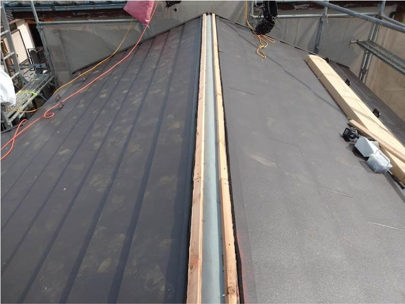 国分寺市の屋根葺き替え工事のガルバリウム鋼板の設置