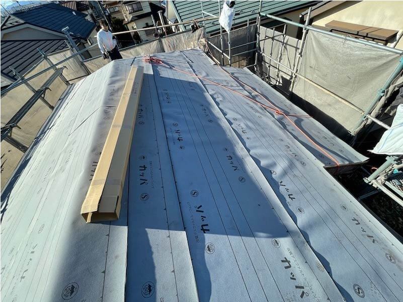 国分寺市の屋根葺き替え工事の防水シートの設置