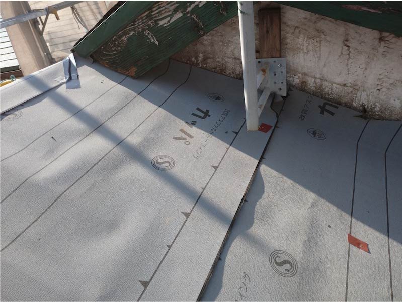 足立区の屋根リフォームの防水シートの設置