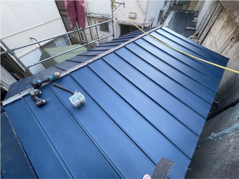 足立区の下屋根のガルバリウム鋼板の設置