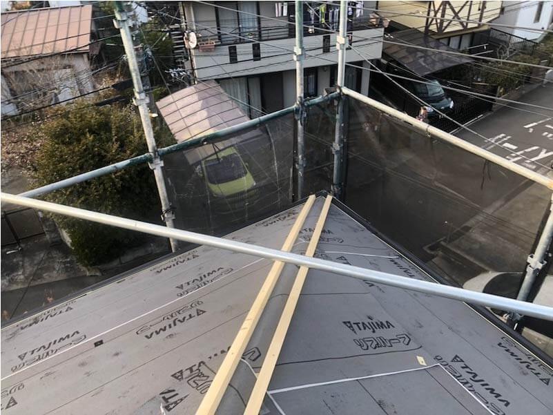 横浜市の屋根リフォームの棟板金の設置