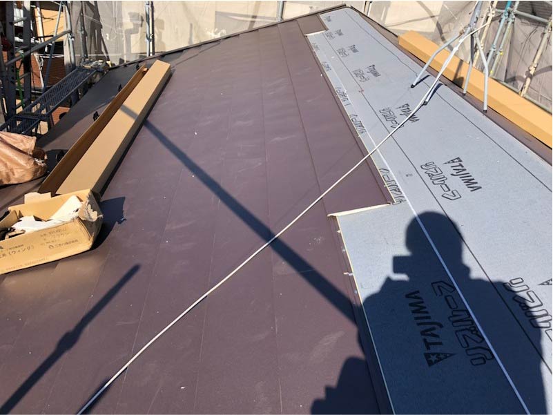 大田区の屋根リフォームのガルバリウム鋼板の設置