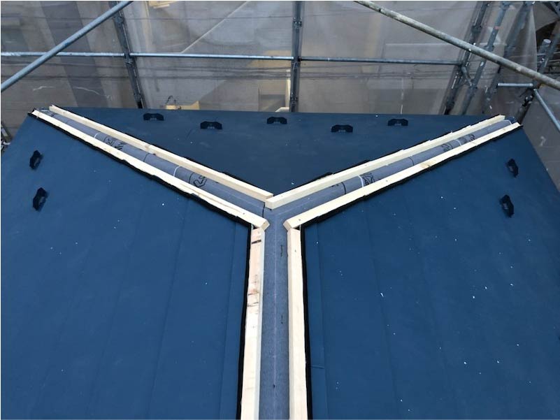 豊島区の屋根リフォームのガルバリウム鋼板の設置