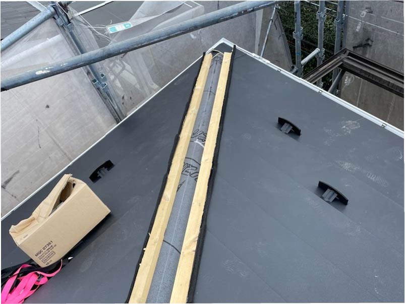 川崎市の屋根リフォームのガルバリウム鋼板の設置