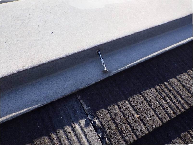 川崎市の屋根リフォームの棟板金の釘の浮き