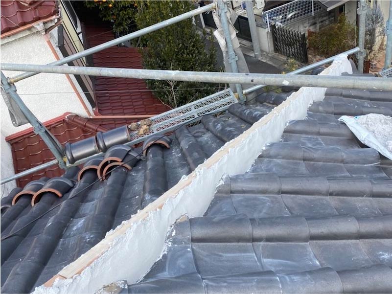 調布市の屋根修理の強化棟の漆喰の施工