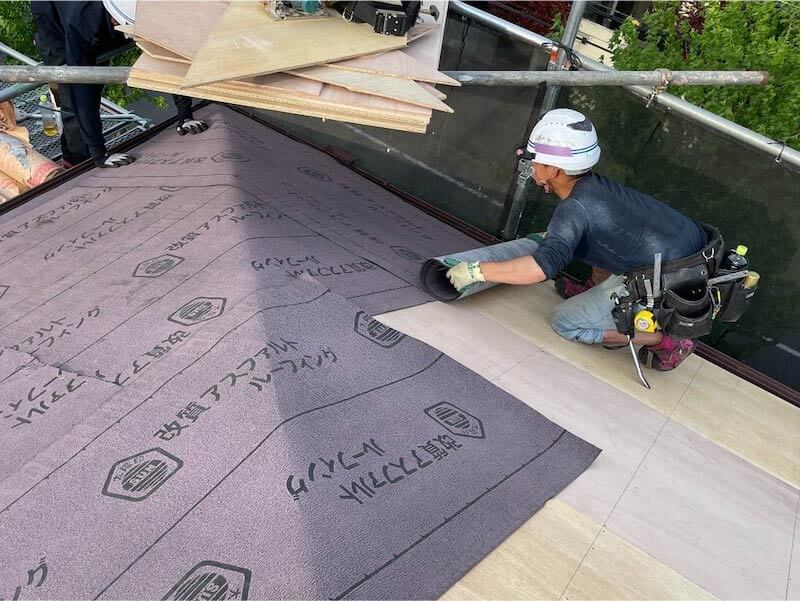 蓮田市の屋根葺き替え工事の防水シートの設置