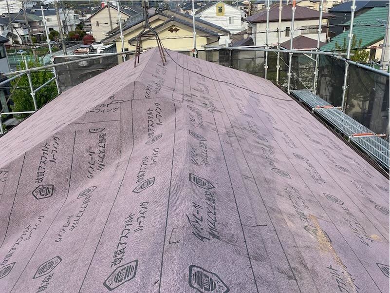 蓮田市の屋根葺き替え工事の防水シートの設置