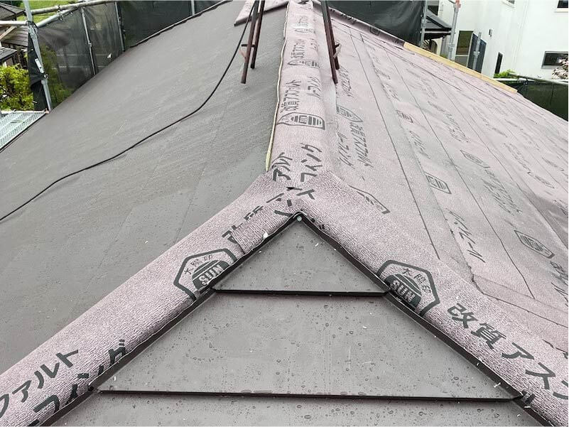 蓮田市の屋根葺き替え工事のガルバリウム鋼板の設置