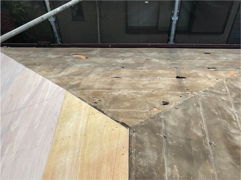 蓮田市の屋根葺き替え工事の野地板の設置