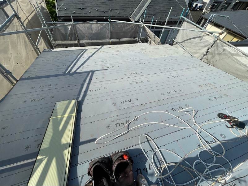 練馬区の屋根葺き替え工事の防水シートの設置
