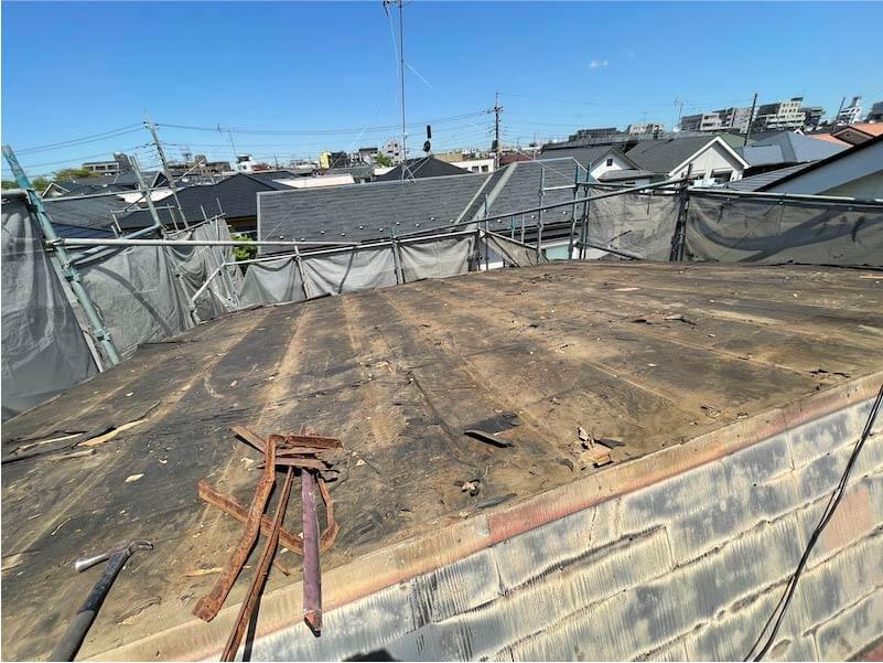 練馬区の屋根葺き替え工事の屋根材の撤去
